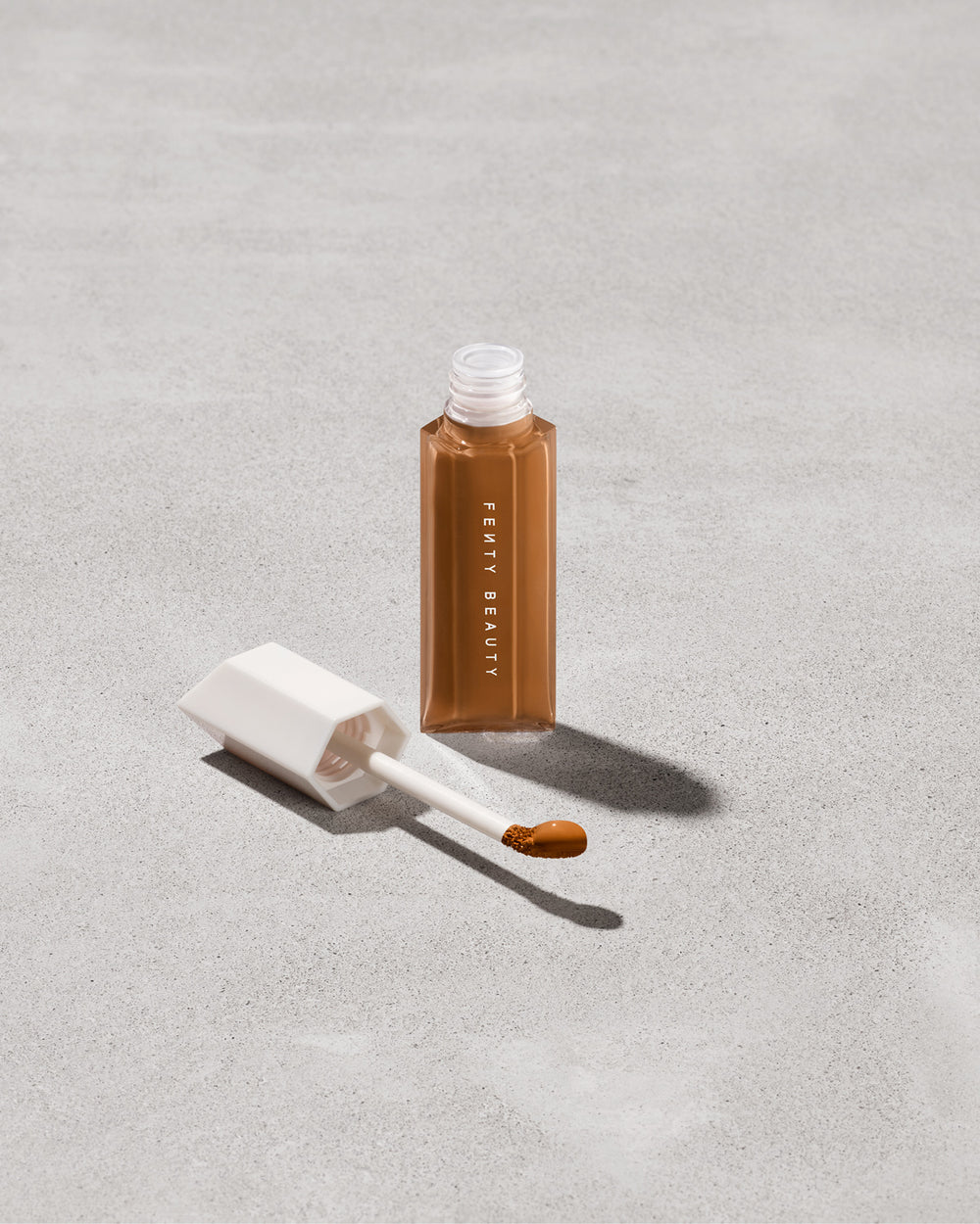 Консилер Fenty Beauty We're Even Hydrating Longwear Concealer, відтінок 440W