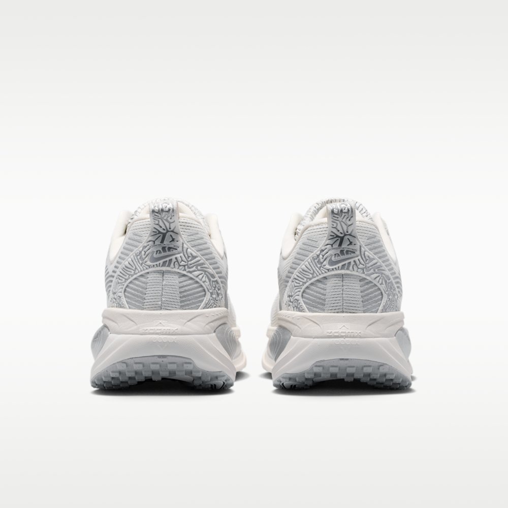 Кросівки для бігу жіночі Nike Vomero 18 SE